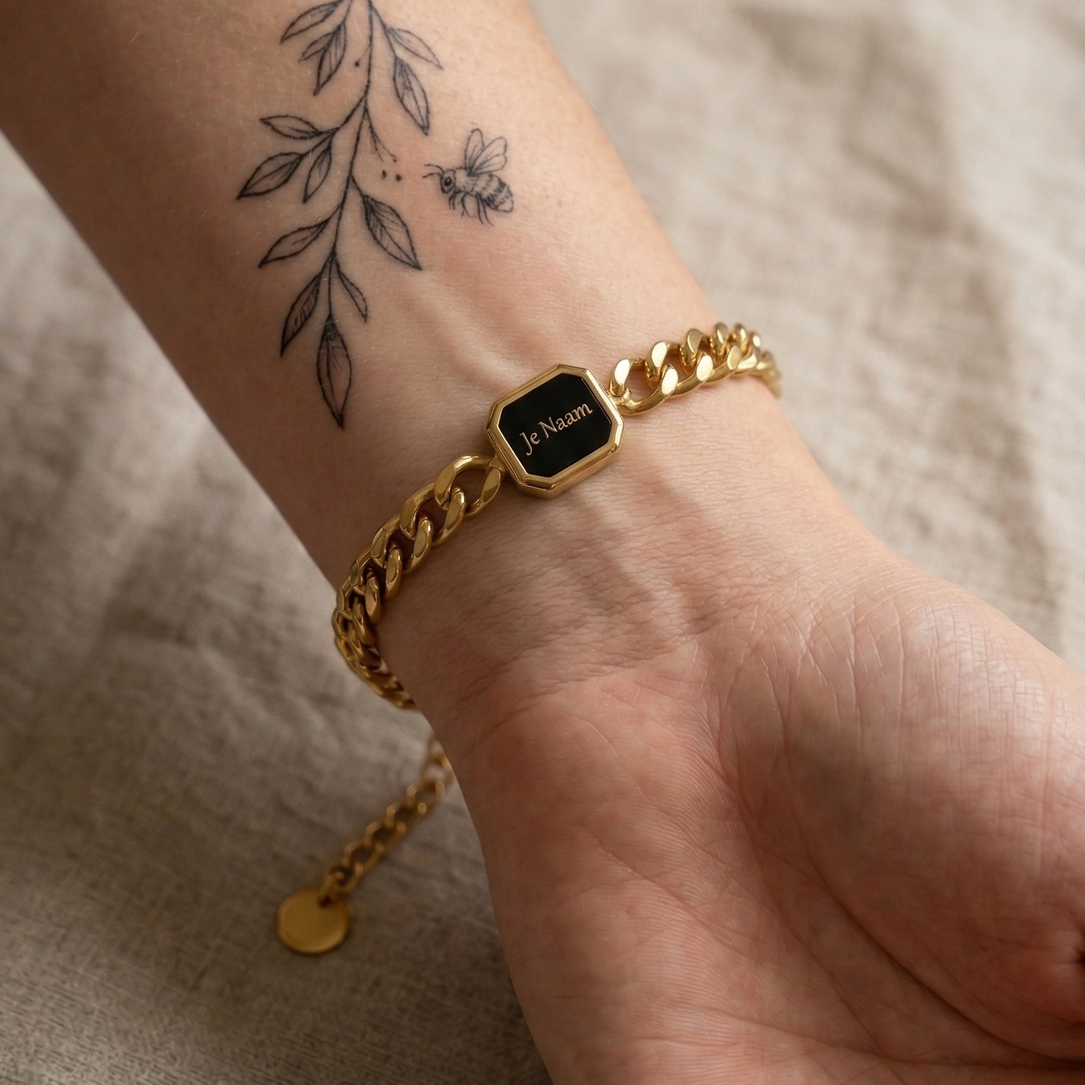 Armband - gepersonaliseerd - goudkleurig - met zwart naamplaatje - schakelarmband - verstelbaar