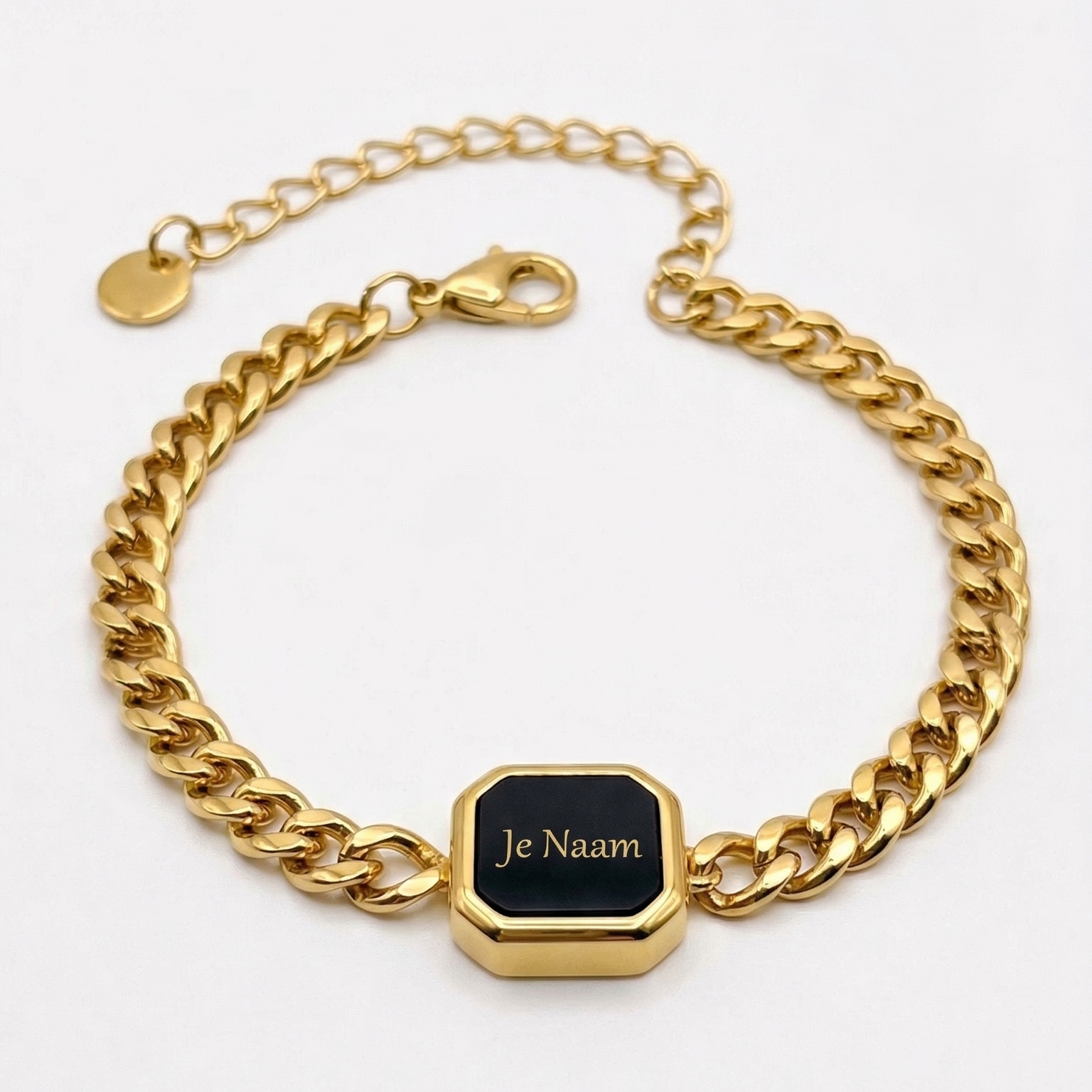 Armband - gepersonaliseerd - goudkleurig - met zwart naamplaatje - schakelarmband - verstelbaar