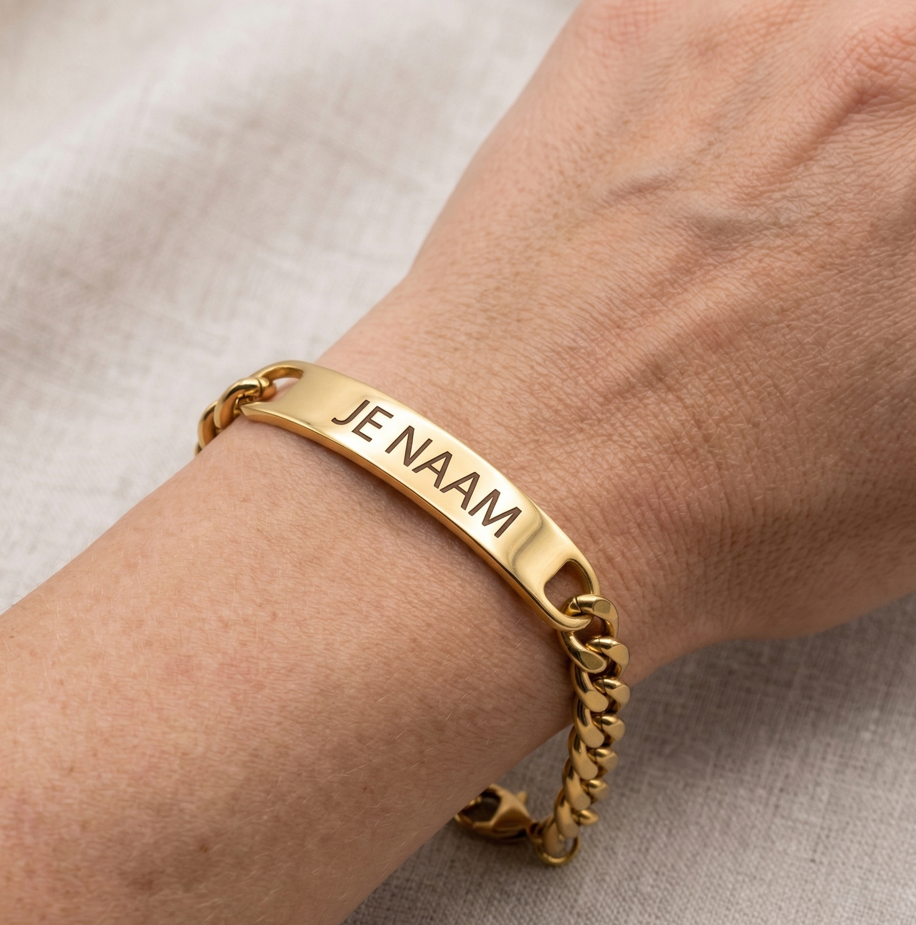 Armband - gepersonaliseerd - goudkleurig - met gebogen naamplaatje - grove schakelarmband - verstelbaar