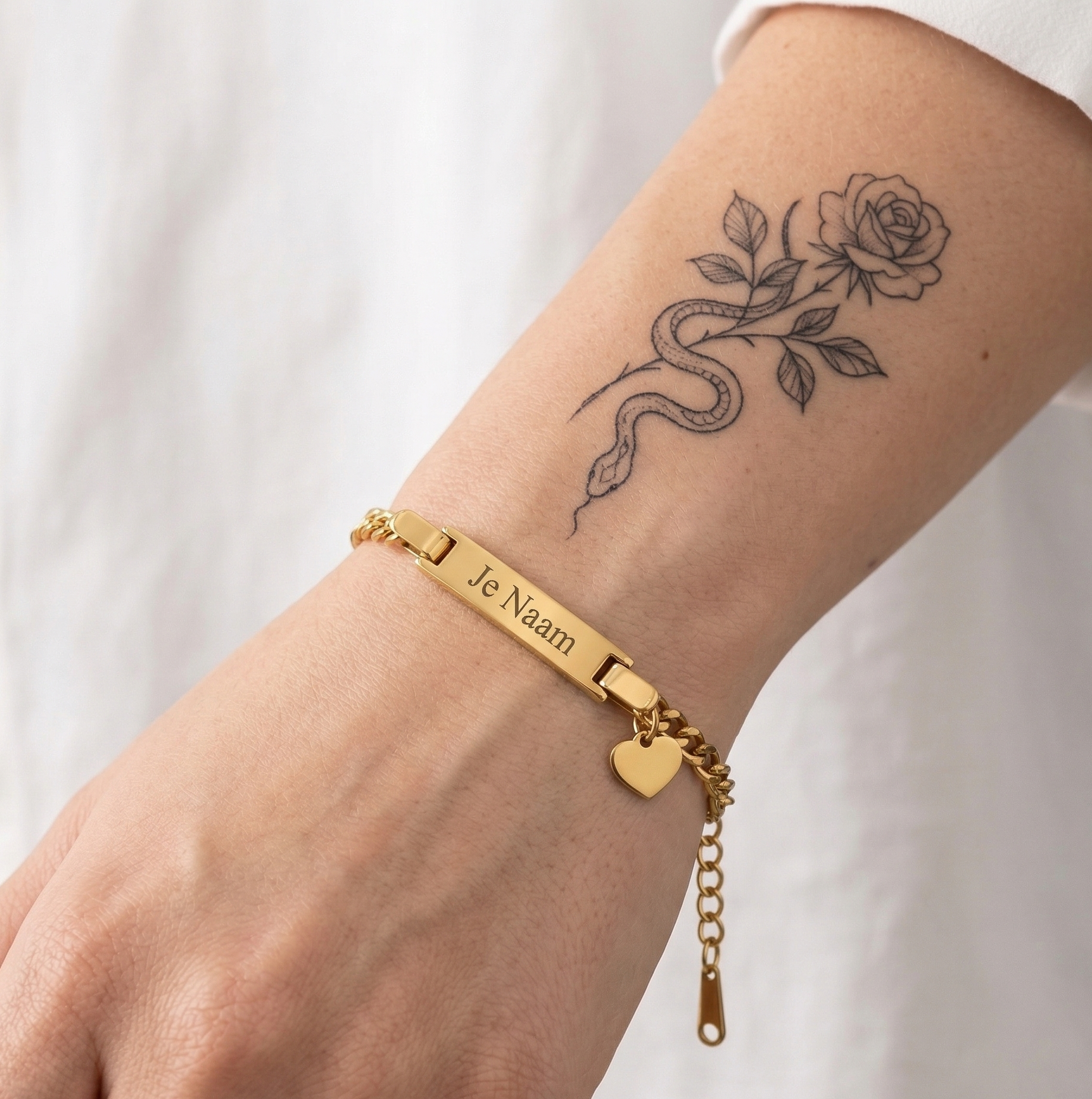 Armband - gepersonaliseerd - goudkleurig - met hartbedel - gebogen naamplaatje - schakelarmband - verstelbaar