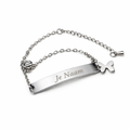 Armband - gepersonaliseerd - zilverkleurig - met vlinderbedel - gebogen naamplaatje - verstelbaar