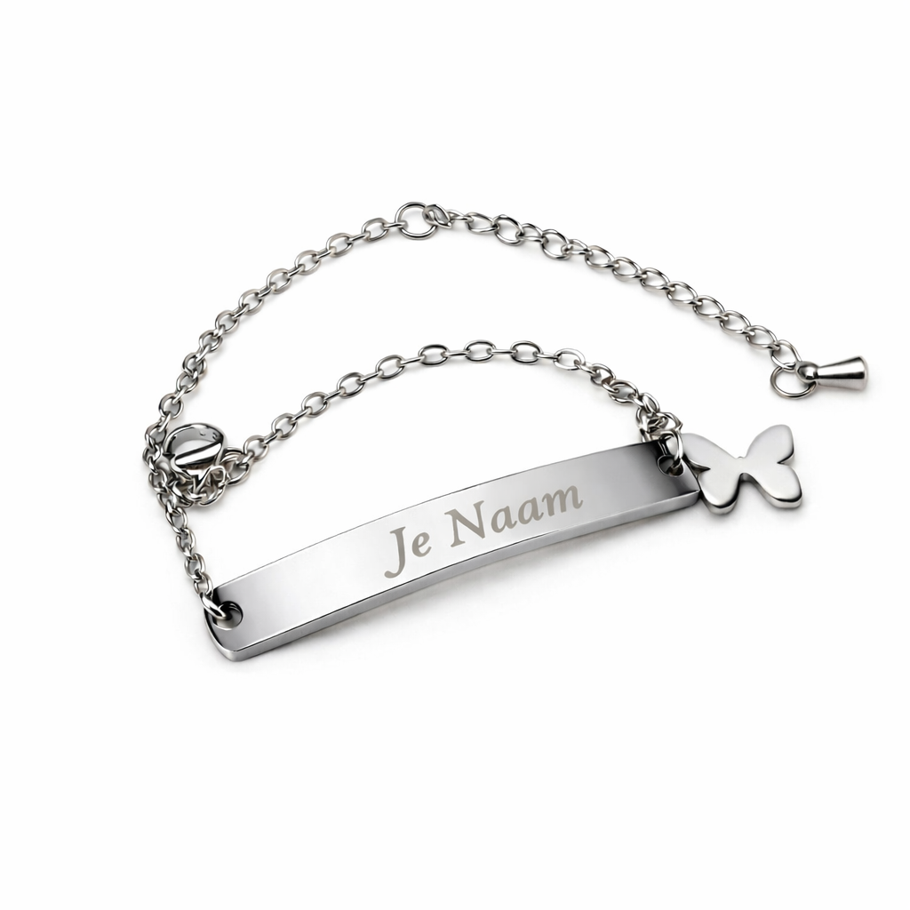 Armband - gepersonaliseerd - zilverkleurig - met vlinderbedel - gebogen naamplaatje - verstelbaar