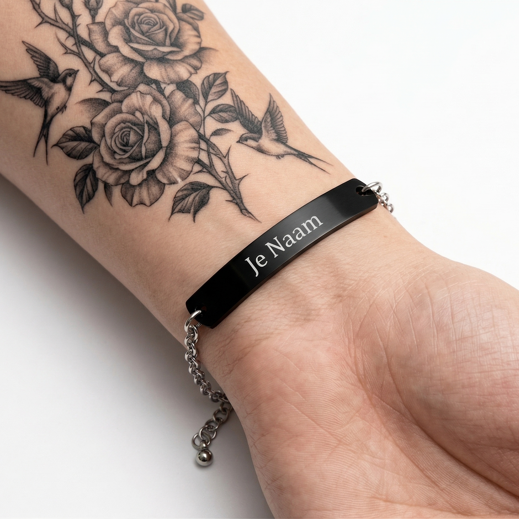 Armband - gepersonaliseerd - met zwart gebogen naamplaatje - zilverkleurige ketting - verstelbaar