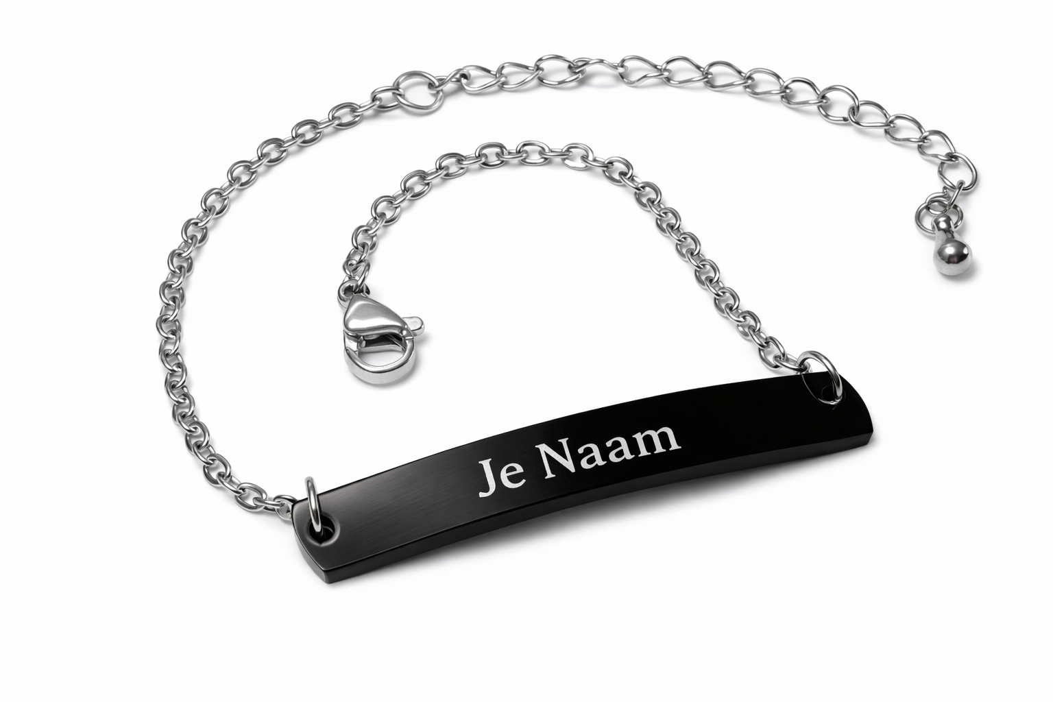 Armband - gepersonaliseerd - met zwart gebogen naamplaatje - zilverkleurige ketting - verstelbaar