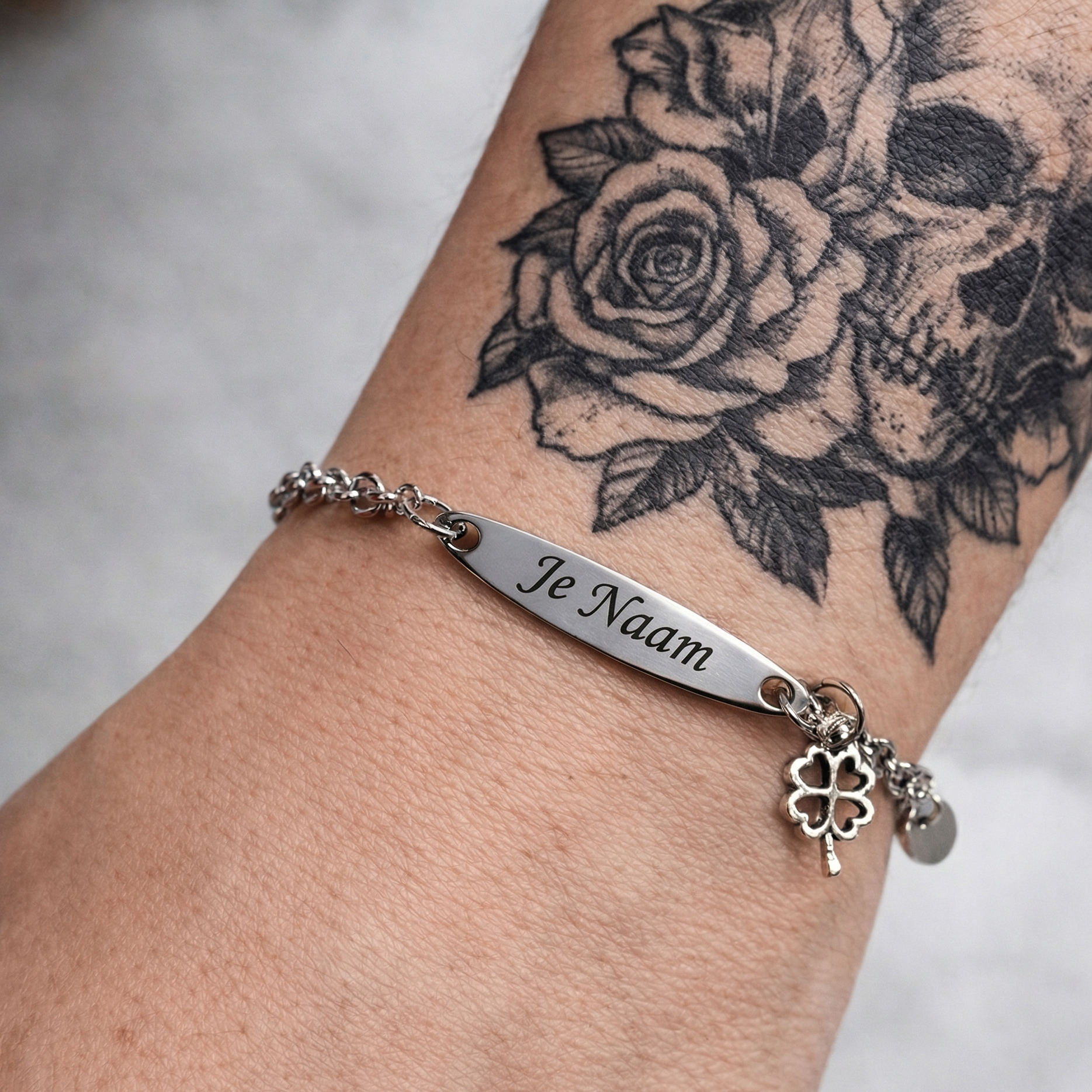 Gepersonaliseerde armband met naamgravure en klavertje bedel - zilverkleurig