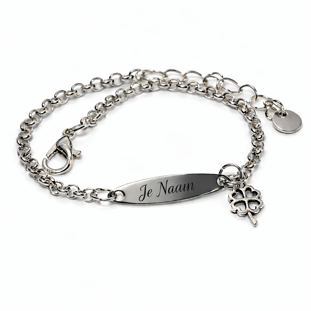 Gepersonaliseerde armband met naamgravure en klavertje bedel - zilverkleurig