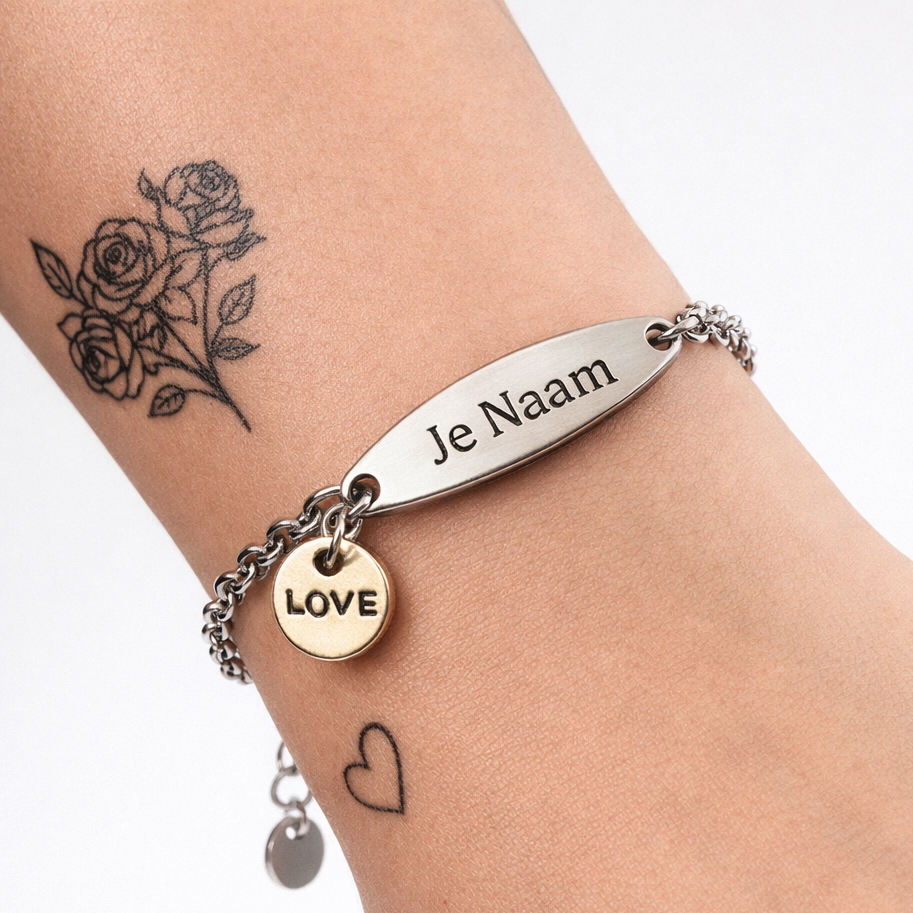 Gepersonaliseerde armband met naamgravure en LOVE-bedel - zilverkleurig met goudkleurig detail