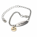 Gepersonaliseerde armband met naamgravure en LOVE-bedel - zilverkleurig met goudkleurig detail