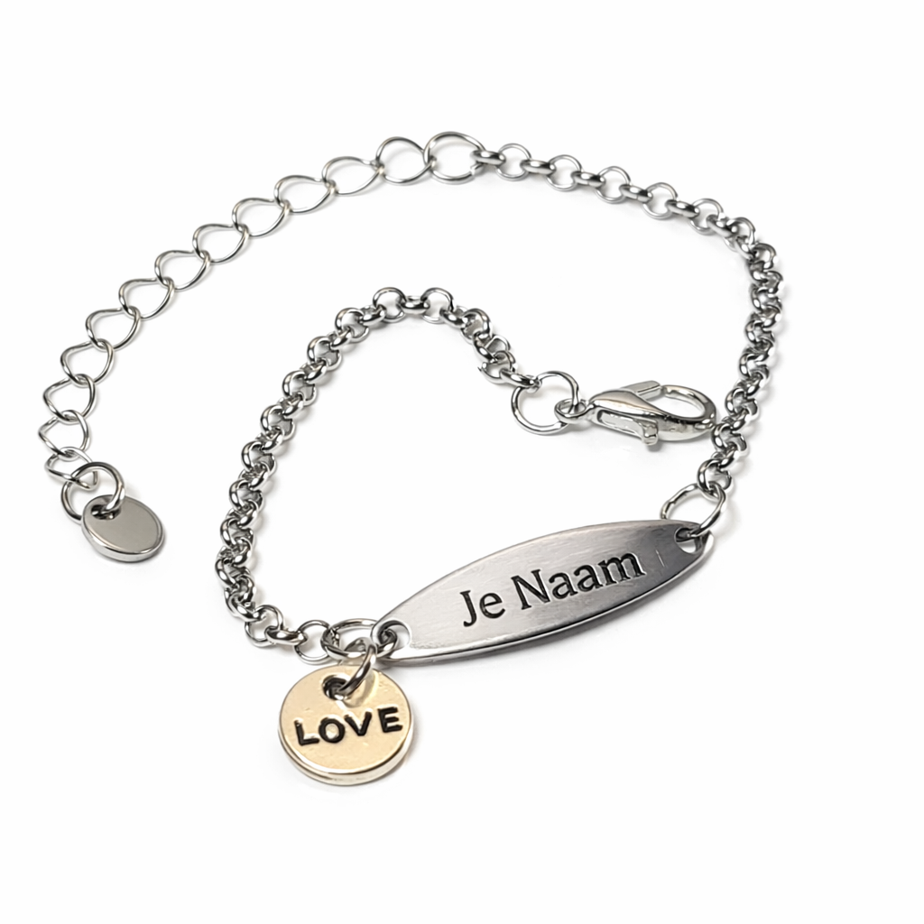Gepersonaliseerde armband met naamgravure en LOVE-bedel - zilverkleurig met goudkleurig detail
