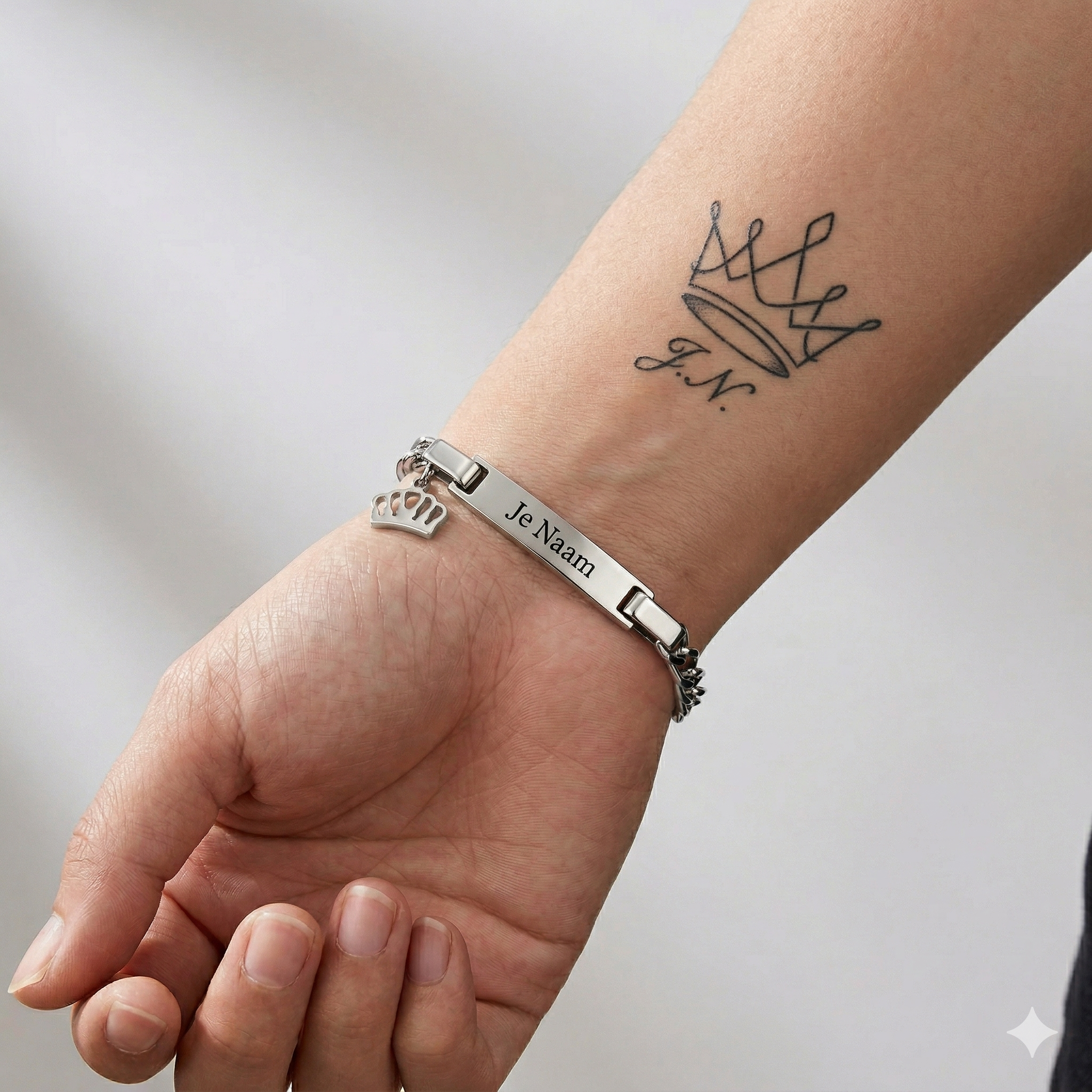 Gepersonaliseerde armband met naamgravure en kroontje bedel - zilverkleurig met goudkleurig detail