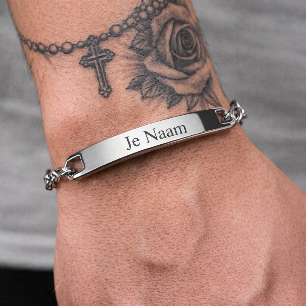 Gepersonaliseerde armband met naamgravure - zilverkleurig met modern lijnenspel