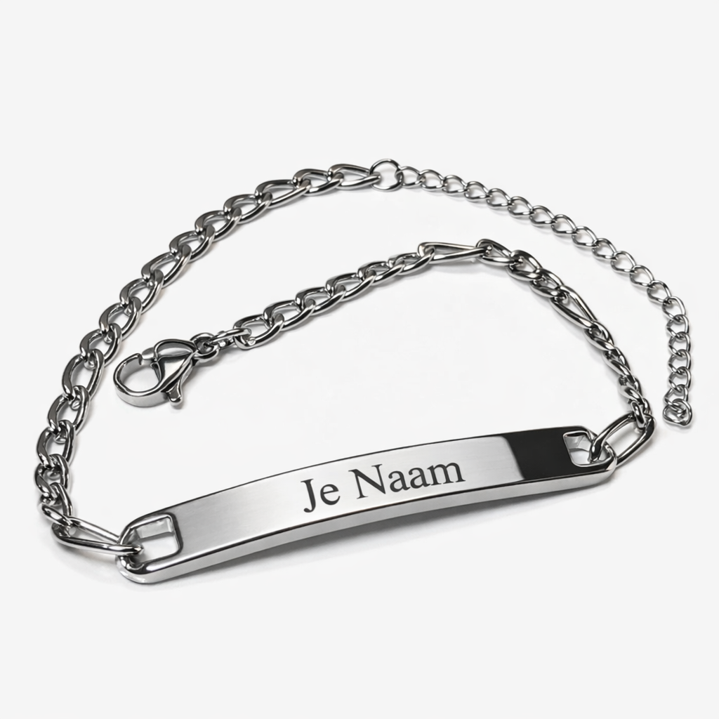 Gepersonaliseerde armband met naamgravure - zilverkleurig met modern lijnenspel