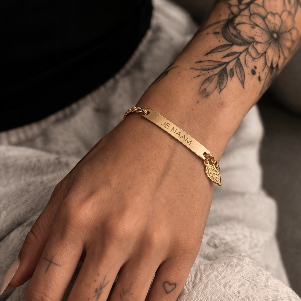 Armband - gepersonaliseerd - goudkleurig - met bladbedel - verstelbaar