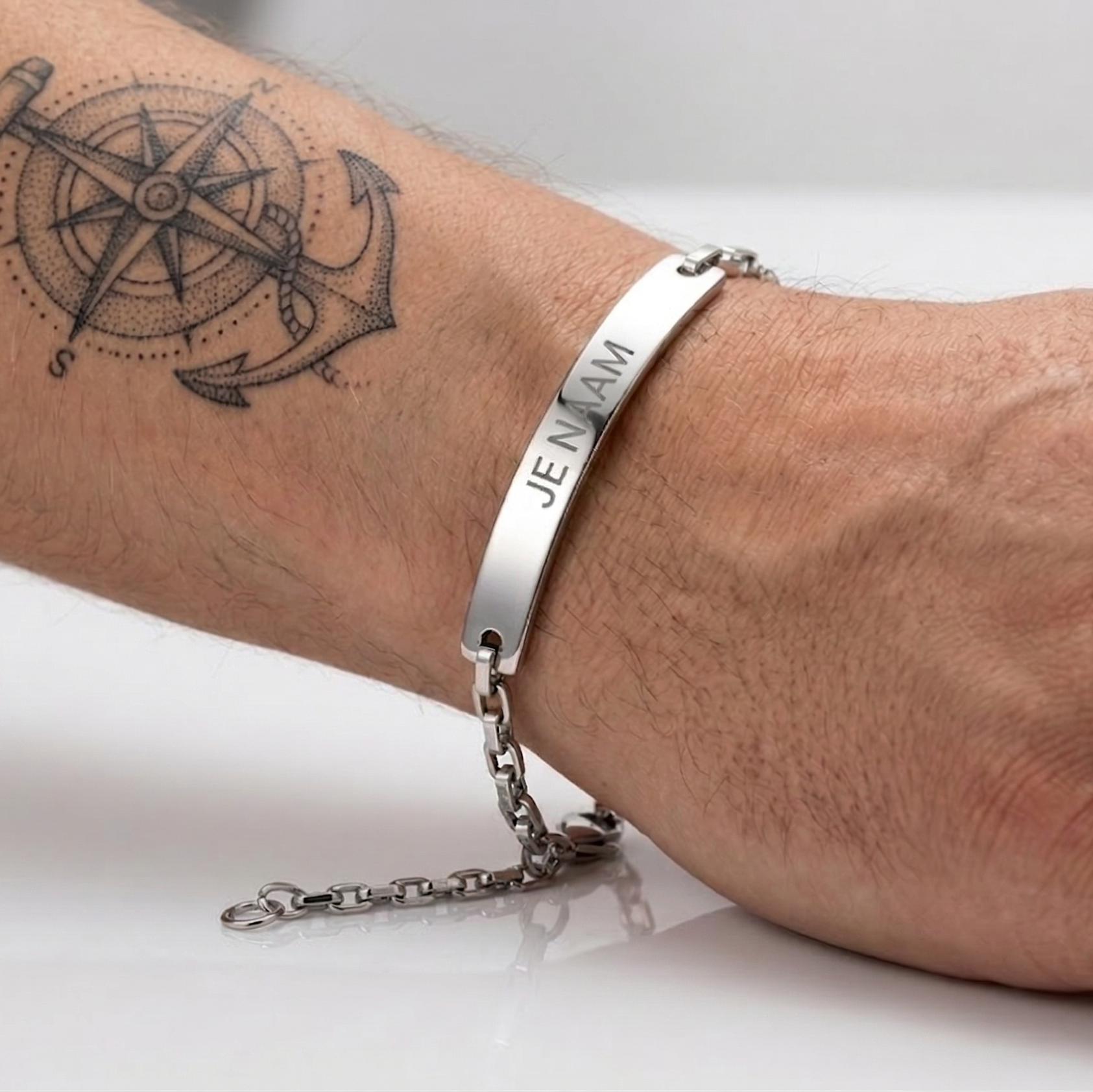 Gepersonaliseerde armband met naamgravure - zilverkleurig met verfijnde schakelketting