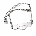 Gepersonaliseerde armband met drie hartjes en naamgravure - zilverkleurig