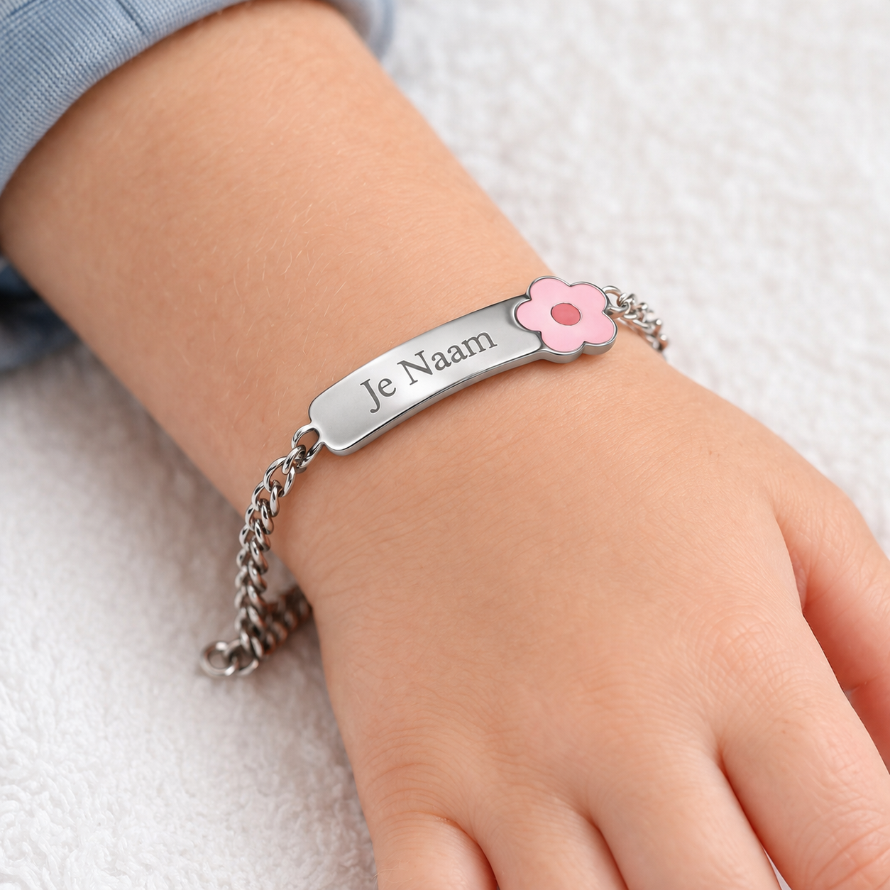 Gepersonaliseerde kinderarmband met naamgravure en bloemenbedel - zilverkleurig