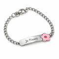 Gepersonaliseerde kinderarmband met naamgravure en bloemenbedel - zilverkleurig
