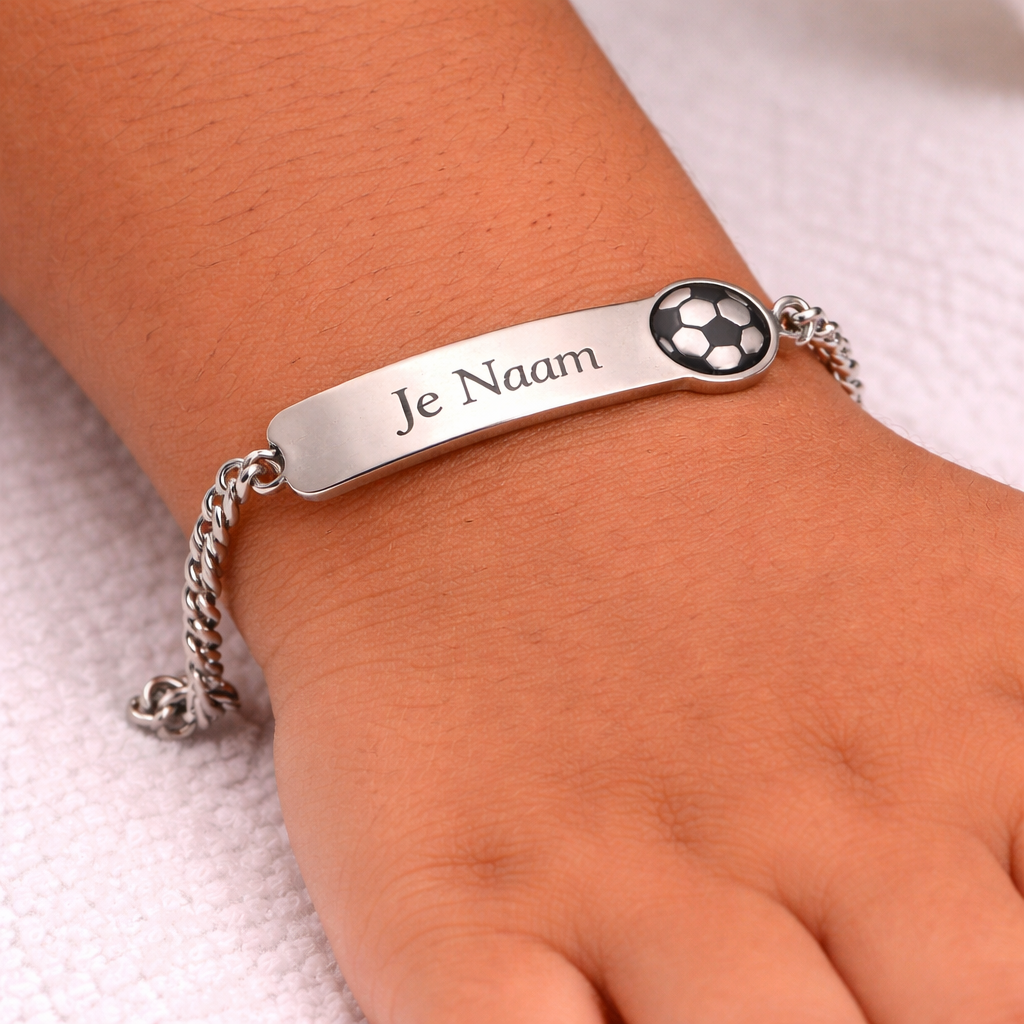 Gepersonaliseerde kinderarmband met naamgravure en voetbal detail - zilverkleurig