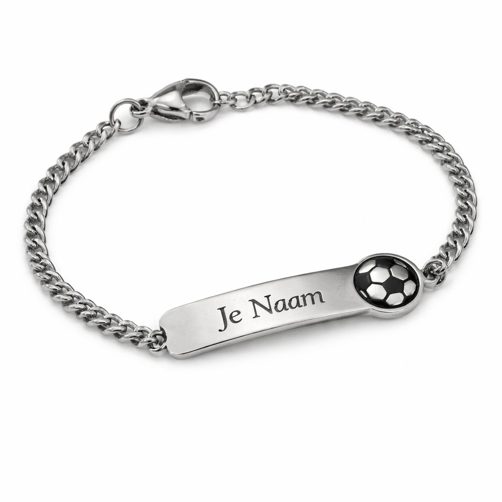 Gepersonaliseerde kinderarmband met naamgravure en voetbal detail - zilverkleurig
