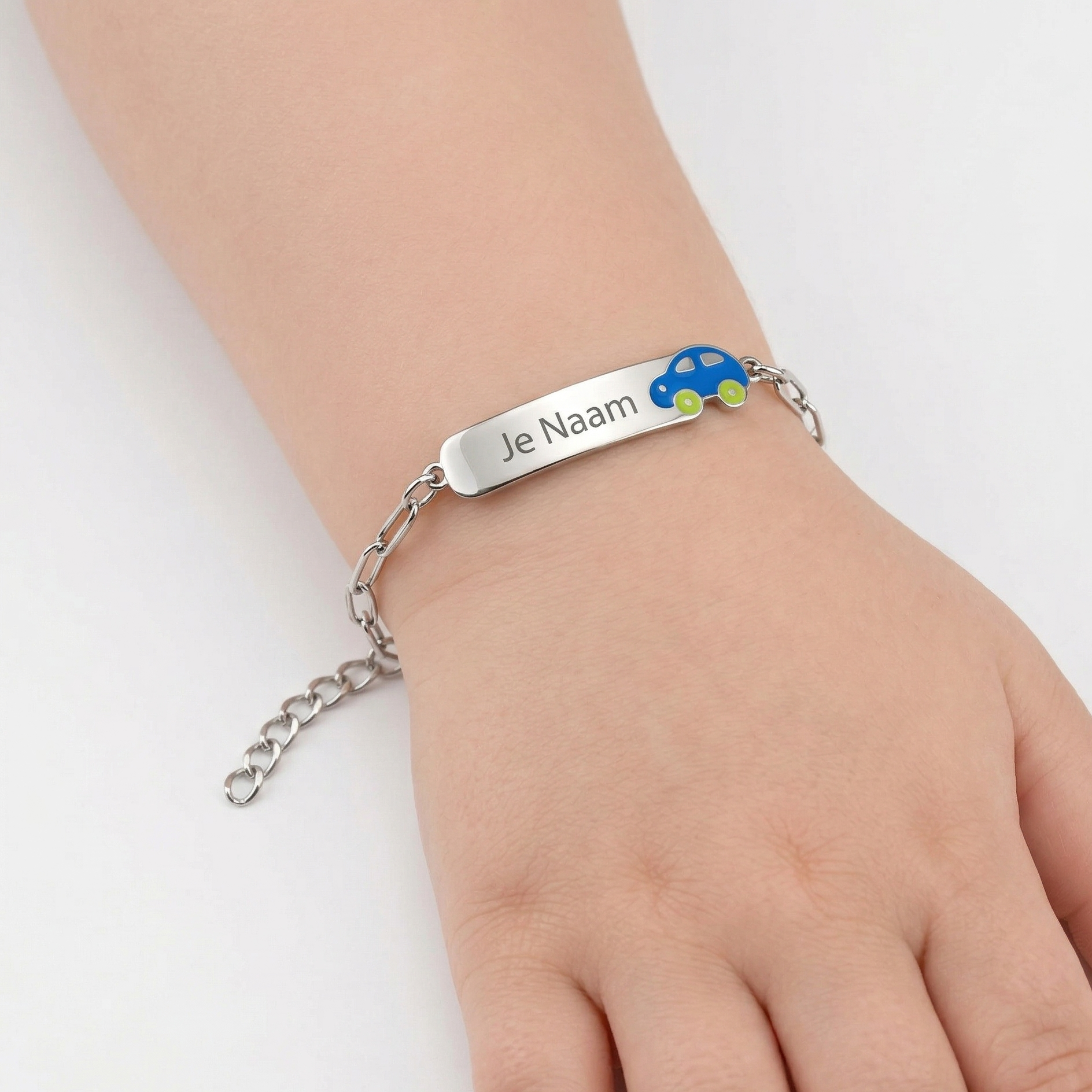 Gepersonaliseerde kinderarmband met naamgravure en auto detail - zilverkleurig