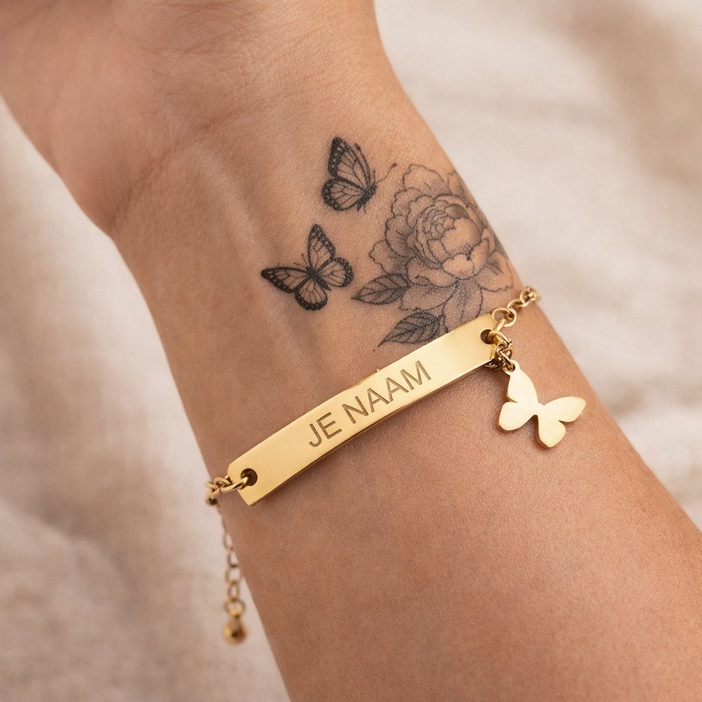 Armband - gepersonaliseerd - goudkleurig - met vlinderbedel - verstelbaar