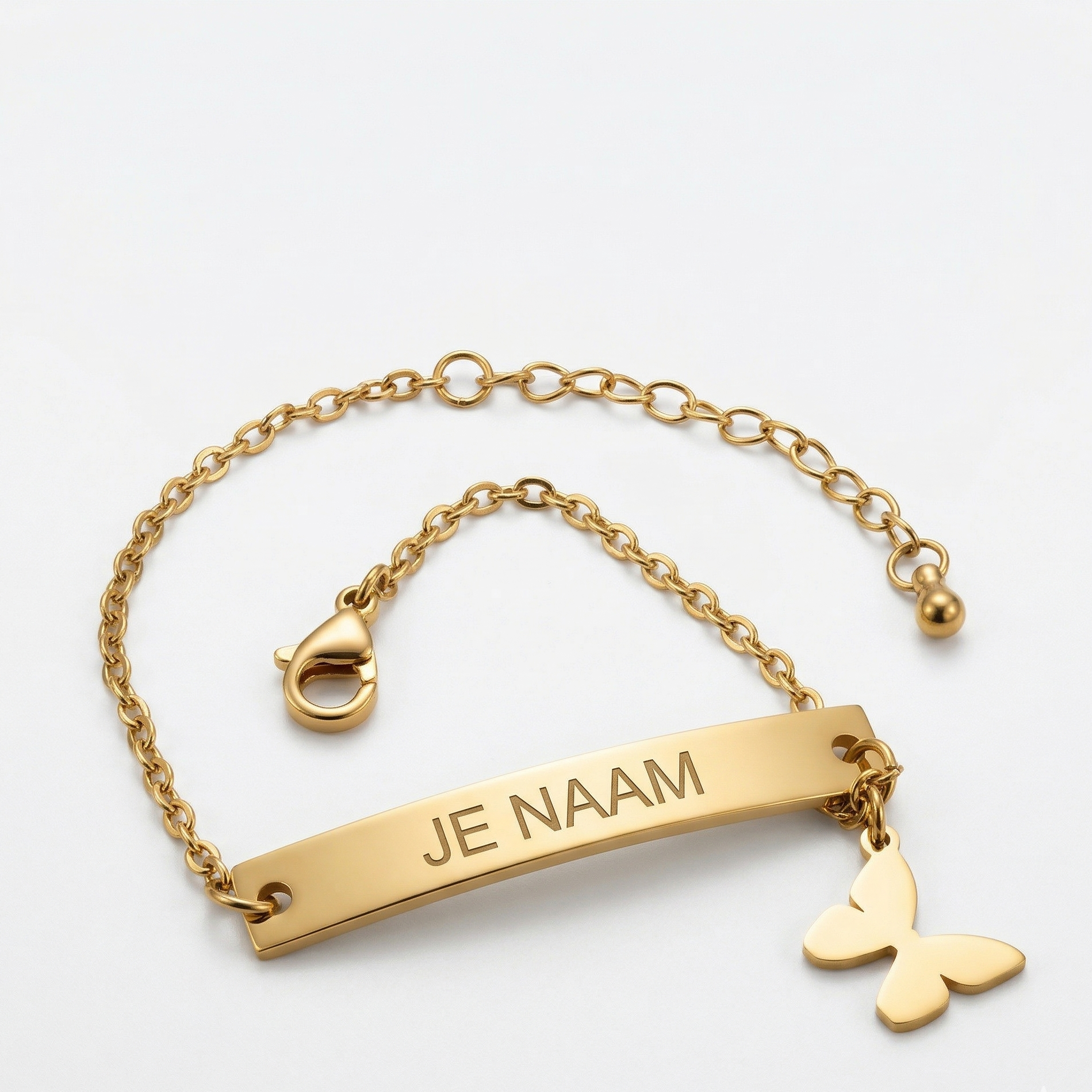 Armband - gepersonaliseerd - goudkleurig - met vlinderbedel - verstelbaar