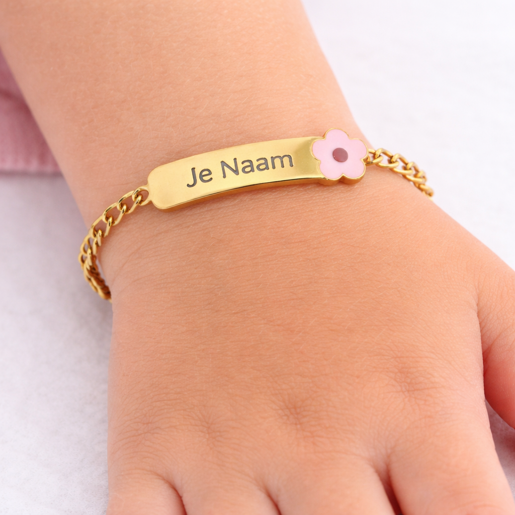 Gepersonaliseerde kinderarmband met naamgravure en roze bloemdetail - goudkleurig