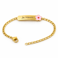 Gepersonaliseerde kinderarmband met naamgravure en roze bloemdetail - goudkleurig