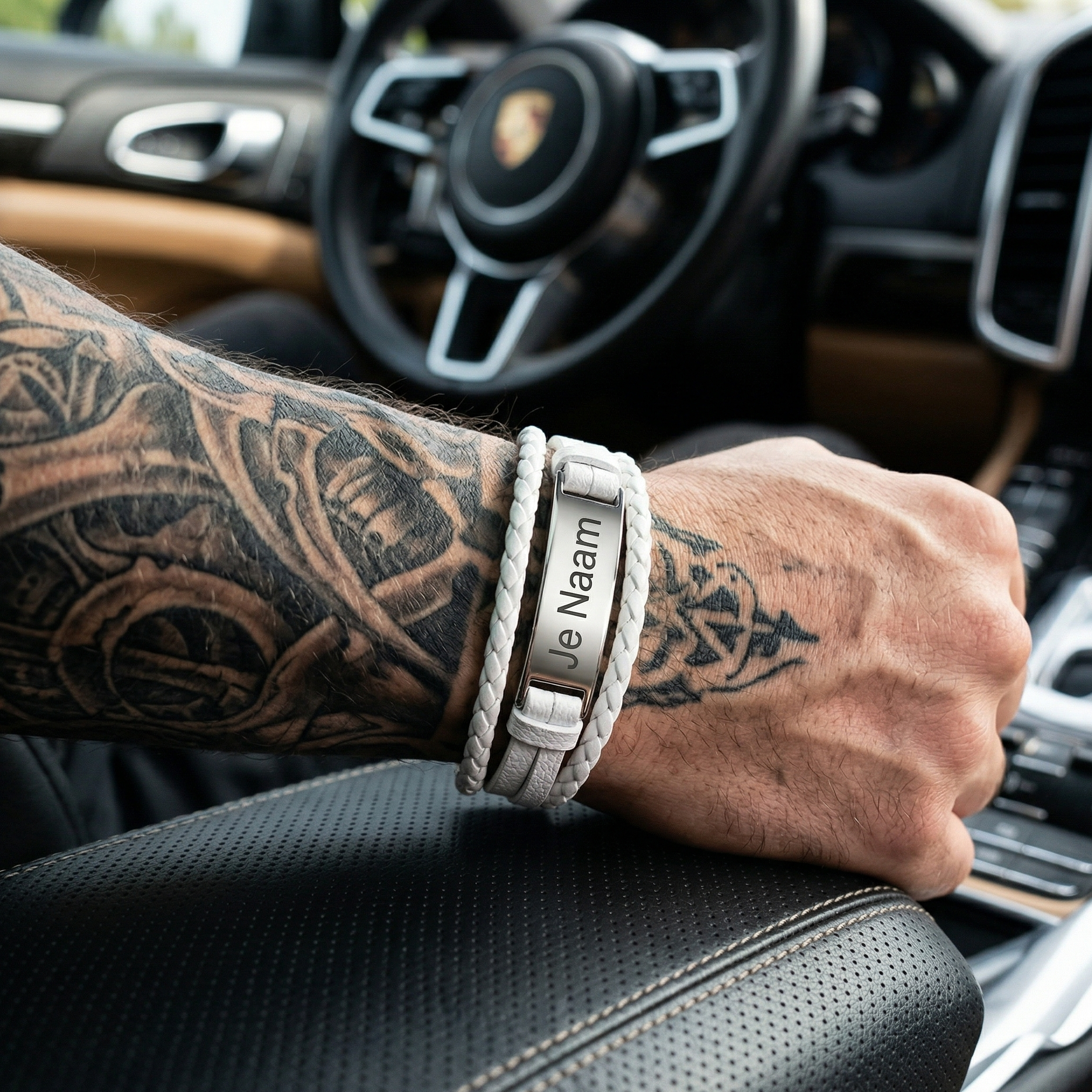 Gepersonaliseerde witte armband met naamgravure - modern layered design