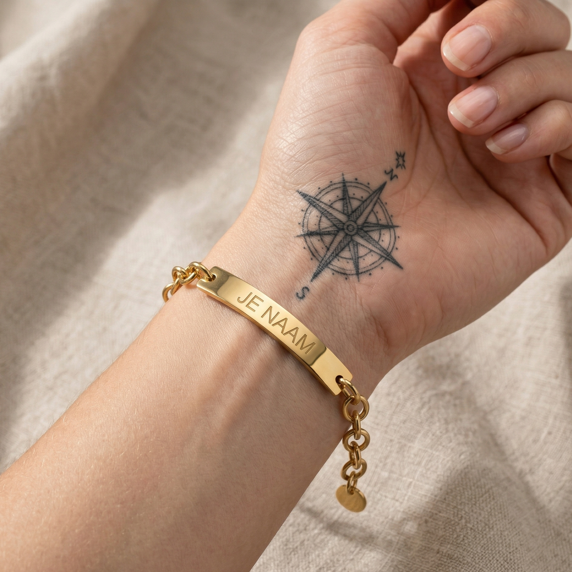 Armband - gepersonaliseerd - goudkleurig - met naamplaatje - verstelbaar