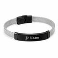 Gepersonaliseerde armband met zwarte naamplaat en zilverkleurige mesh band - modern design