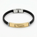 Gepersonaliseerde zwarte armband met goudkleurige naamgravureplaat - elegant contrast design