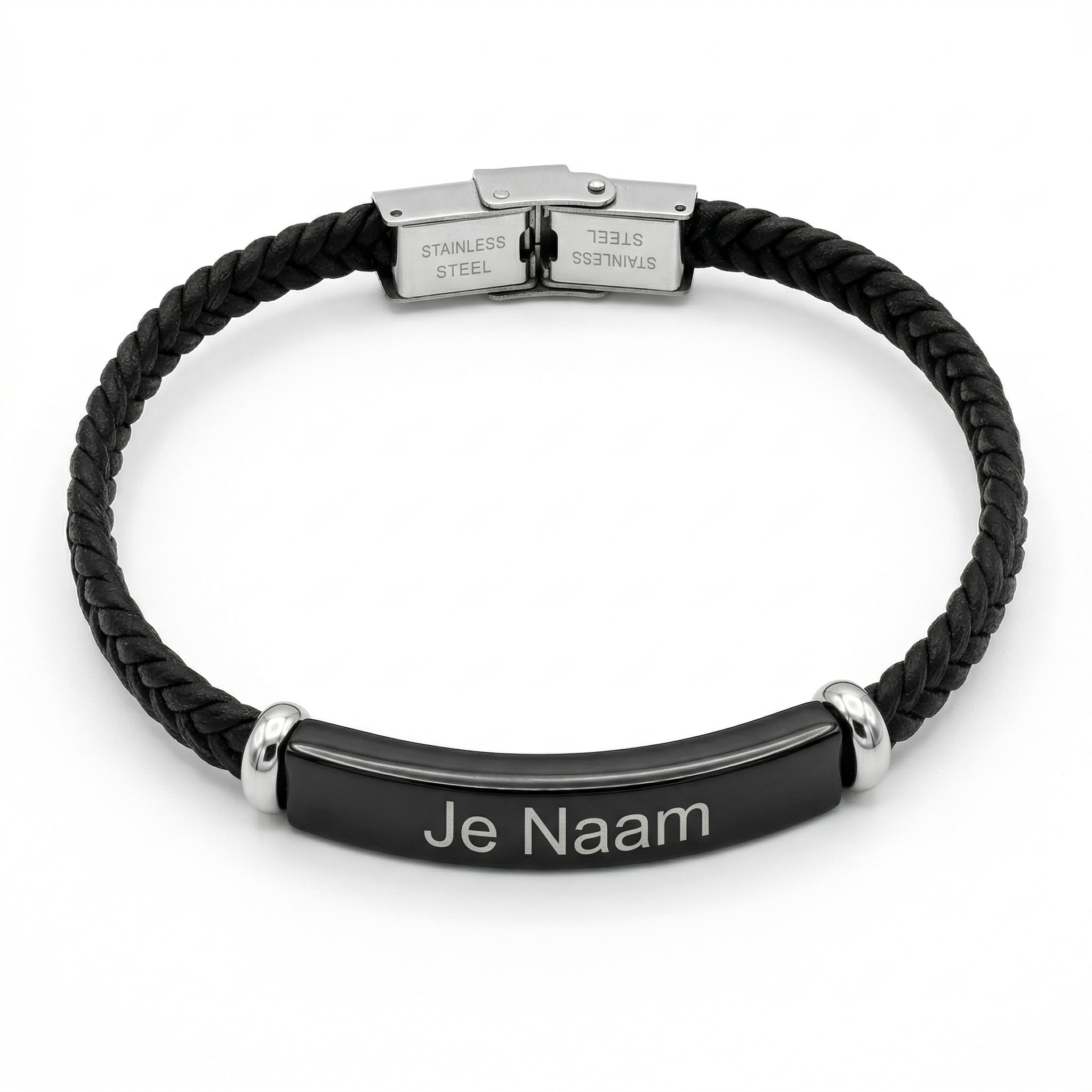 Gepersonaliseerde zwarte gevlochten armband met naamgravure - strak contrast design
