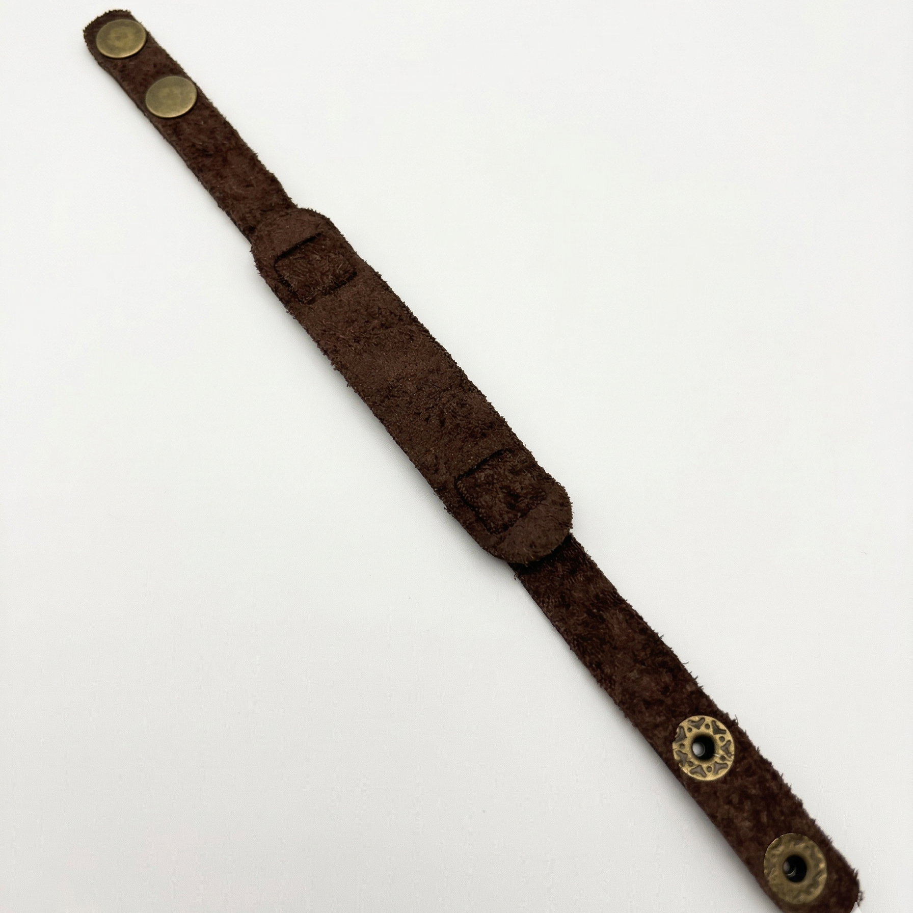 Gepersonaliseerde leren armband van echt leer - donkerbruin - met naamgravure en verstelbare drukknoopsluiting