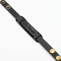 Gepersonaliseerde zwarte leren armband met naamgravure en verstelbare drukknoopsluiting