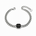 Gepersonaliseerde schakelarmband met zwarte naamplaat – stijlvolle armband met gravure