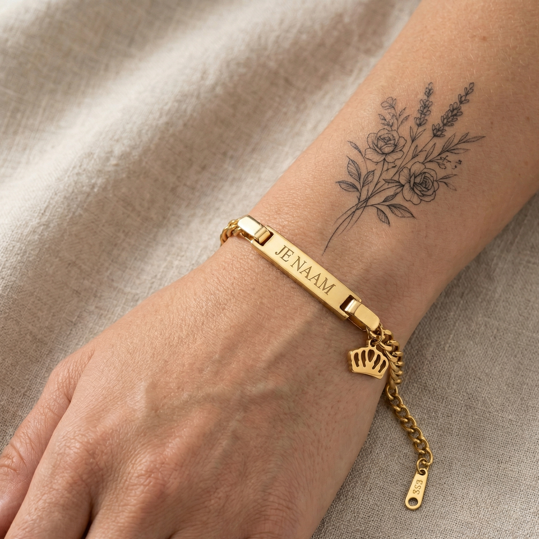 Armband - gepersonaliseerd - goudkleurig - met kroonbedel - schakelarmband - verstelbaar