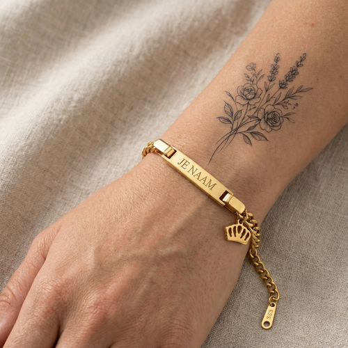 Armband - gepersonaliseerd - goudkleurig - met kroonbedel - schakelarmband - verstelbaar