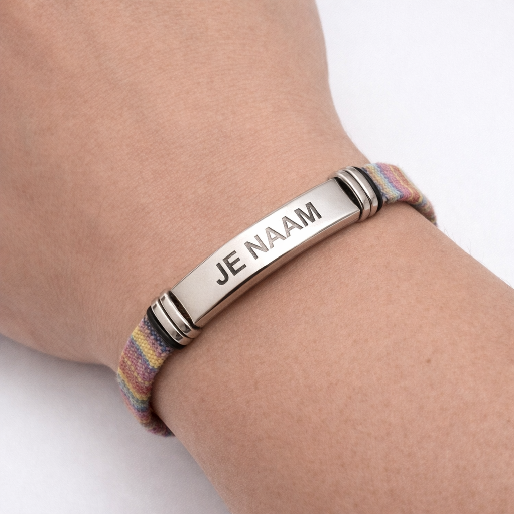 Armband met gravure kleurrijk - textielband - gebogen RVS naamplaat - gepersonaliseerd