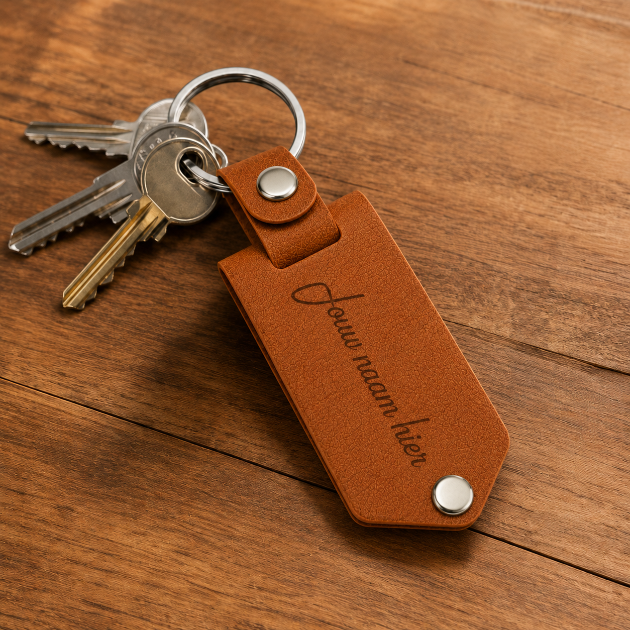 Gepersonaliseerde Sleutelhanger met Verborgen Foto – Sleutelring met Geheime Fototab, Dubbelzijdige Fotoprint en Gravure op Voorzijde – Cognac/Zilverkleurig – Persoonlijk Cadeau voor Hem en Haar