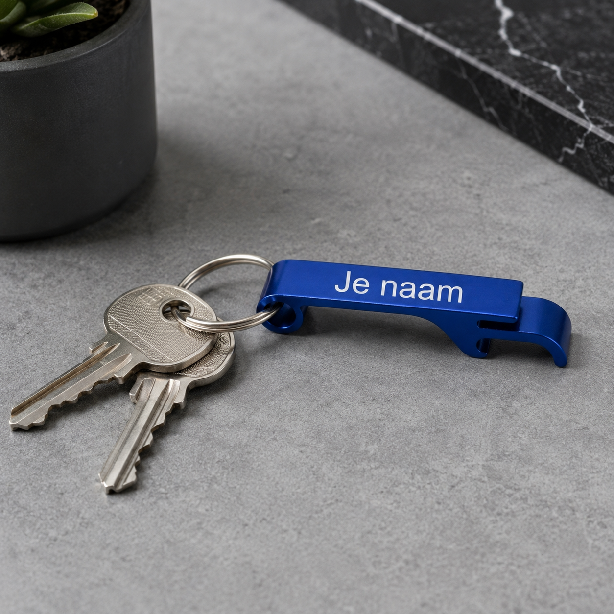 Gepersonaliseerde Flesopener Sleutelhanger met Naam – Bieropener en Blikopener – Gegraveerde Aluminium Sleutelhanger – Blauw – 60 mm – Persoonlijk Cadeau voor Hem en Haar