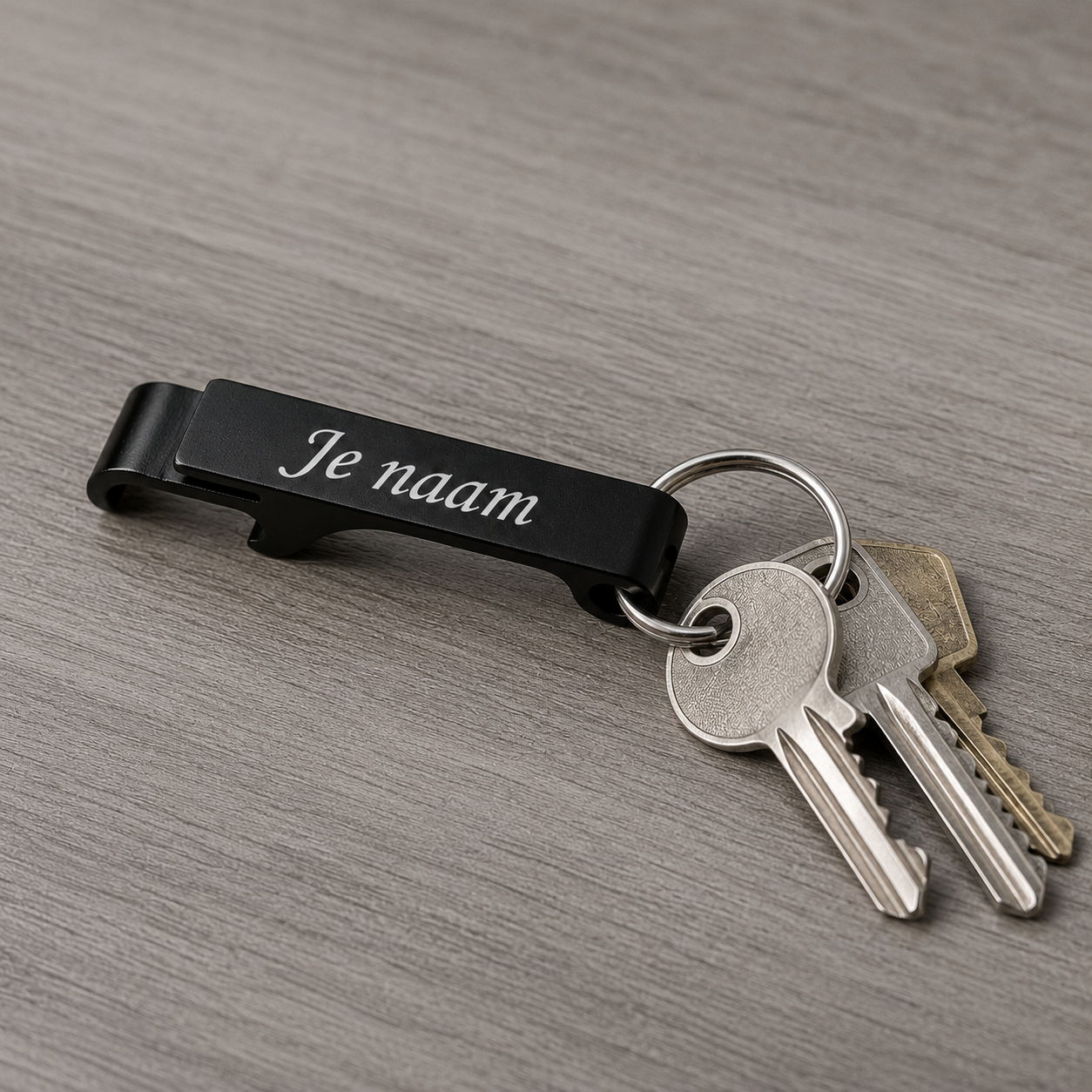 Gepersonaliseerde Flesopener Sleutelhanger met Naam – Gegraveerde Bieropener en Bliklipjesopener – Aluminium – Zwart – 60 mm – Persoonlijk Cadeau voor Hem en Haar
