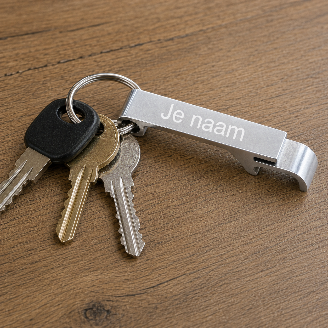 Gepersonaliseerde Flesopener Sleutelhanger met Naam – Gegraveerde Aluminium Bieropener en Bliklipjesopener – Zilver – 60 mm – Persoonlijk Cadeau voor Hem en Haar