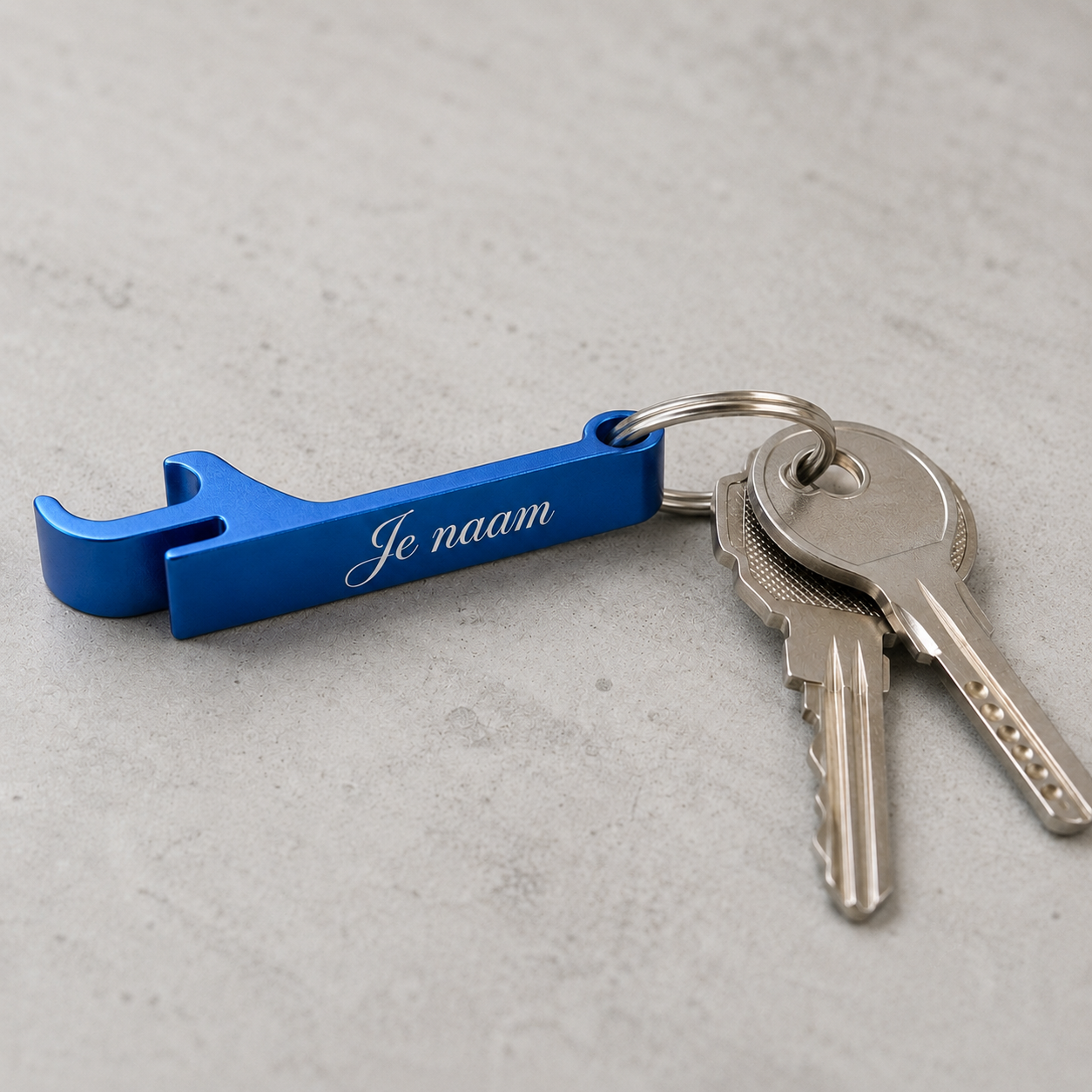 Gepersonaliseerde Flesopener Sleutelhanger met Naam – Gegraveerde Aluminium Bieropener en Bliklipjesopener – Blauw – 60 mm – Persoonlijk Cadeau voor Hem en Haar