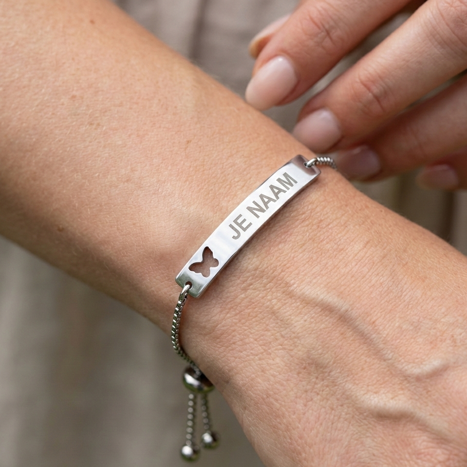 Armband met gravure en vlinderdetail - zilverkleurig - rechthoekige plaat - verstelbaar - RVS