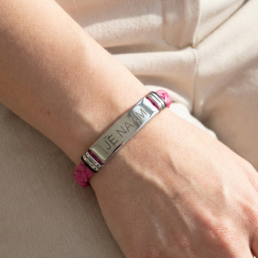 Armband met gravure roze - gevlochten band - naamplaatje - gepersonaliseerd