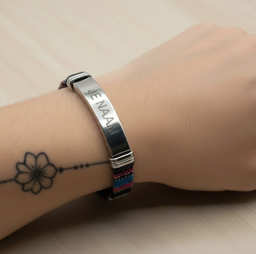 Armband met gravure kleurrijk - textielband - gebogen RVS naamplaat - gepersonaliseerd