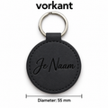Gepersonaliseerde Ronde Sleutelhanger van Kunstleer met Naam – Gegraveerde Autosleutelhanger met Opbergvak voor AirTag / Muntje – Zwart – 55 mm – Persoonlijk Cadeau Sleutelhanger met naam