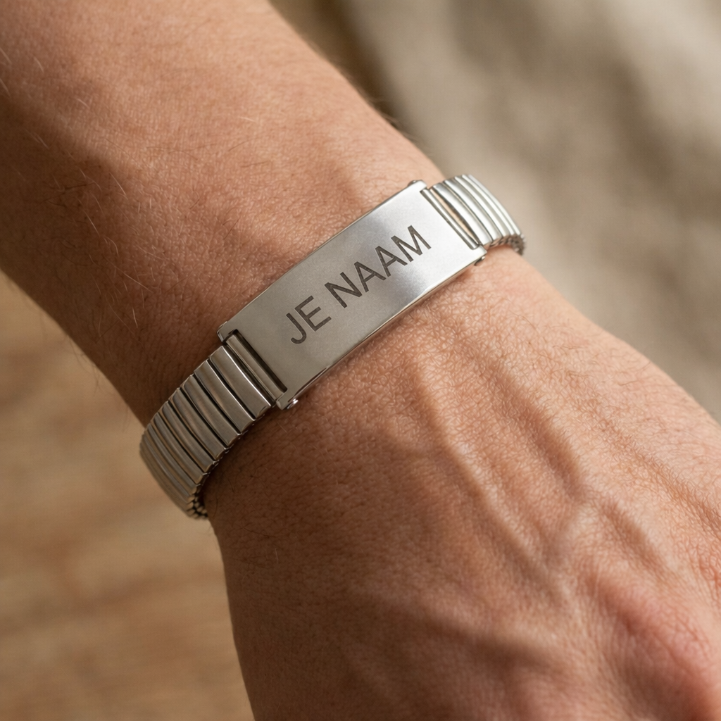 Schakelarmband met gravure zilverkleurig - veermechanisme - RVS naamplaat - gepersonaliseerd