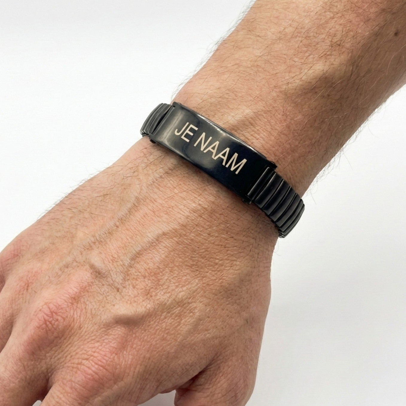 Stretcharmband met gravure zwart - veermechanisme - RVS naamplaat - gepersonaliseerd
